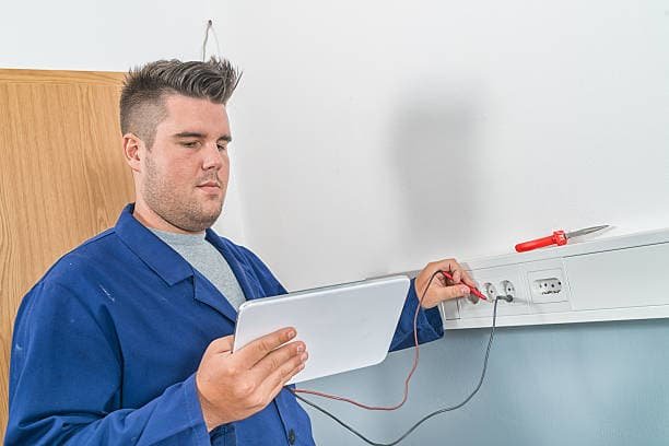 Erfassung des Energieverbrauchs angeschlossener Geräte über eine Steckdose zur besseren Übersicht und Effizienz.
