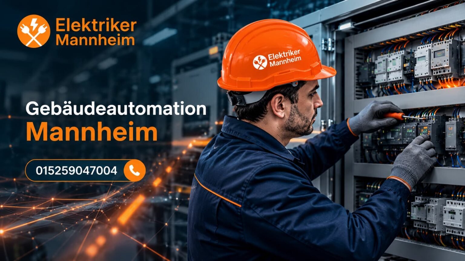 Elektriker bei der Wartung eines modernen Schaltschranks
